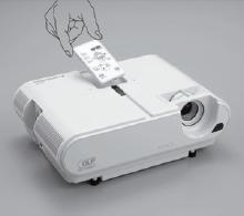 Medida de seguridad del Mitsubishi XD211U: El panel de mandos es a la vez el Control Remoto del proyector